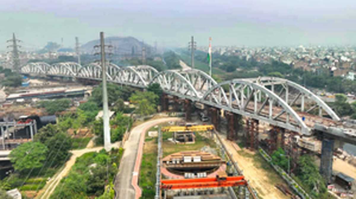 आरआरटीएस कॉरिडोर के दिल्ली सेक्शन में एक के बाद एक स्थापित किए गए 6 स्पेशल स्टील स्पैन आरआरटीएस कॉरिडोर के दिल्ली सेक्शन में एक के बाद एक स्थापित किए गए 6 स्पेशल स्टील स्पैन